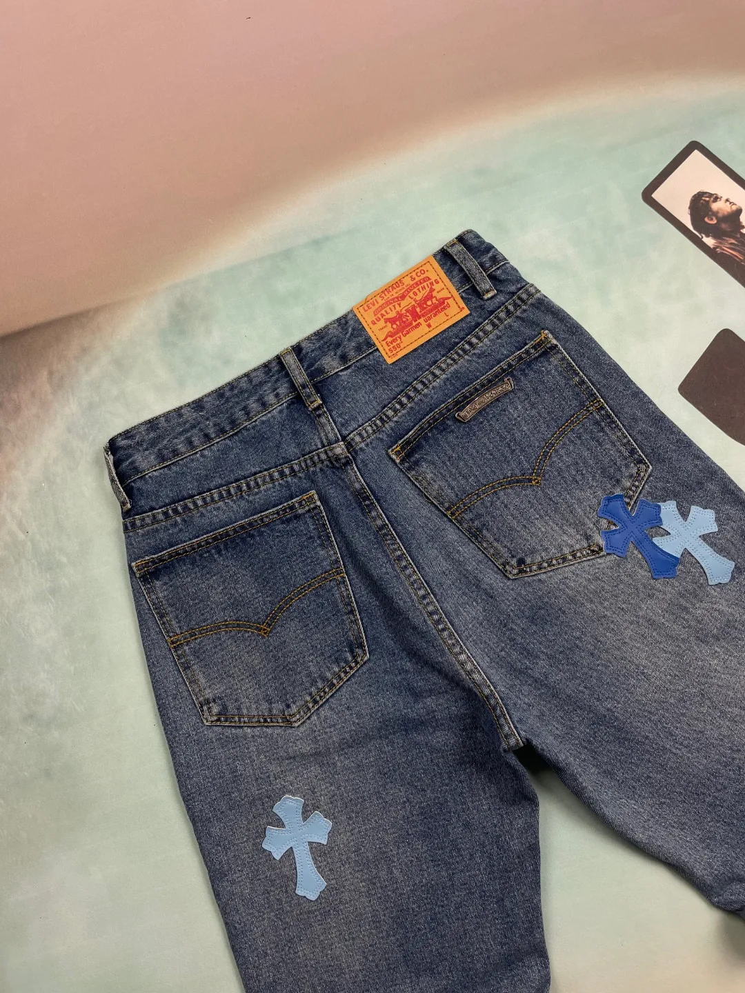 🅿️240 🔘Style No.-KL156 🔘Croline Heart𝐂𝐡𝐫𝐨𝐦𝐞 𝐇𝐞𝐚𝐫𝐭 Classic CH Blue Cross Patch Leather Jeans* These Cronic Heart Jeans show a luxurious and trendy style. High-quality denim is selected and undergoes complex washing processes to present natural gradient colors and retro textures. The iconic blue cross pattern is made of leather patches with exquisite cutting technology, and then finely sewn on the trousers by craftsmen, which is strong and delicate. The straight fit flatters your legs and is comfortable to wear. Pair it with a simple white T-shirt and white shoes to create a fresh and casual style; wear it with a black leather jacket and Martin boots to instantly transform into a cool and handsome punk style; combine it with a simple solid color shirt and loafers to create a sophisticated urban style and easily manage various occasions.  Size: S M L XL (28.30.32.34) Color: Blue